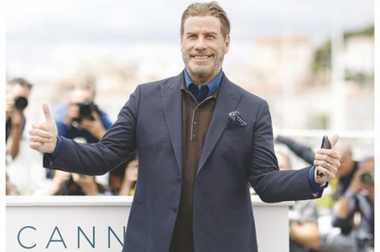 John Travolta fait son show sur la Croisette